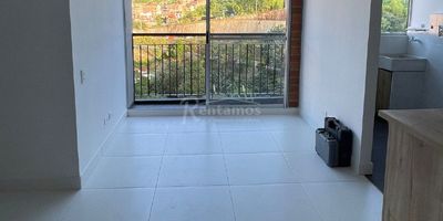 Apartamento en venta  Envigado La Mina,  para estrenar. Cerca a la universidad de Envigado, colegio el salado, fácil acceso. La urbanización cuenta con portería 24/7, zonas comunes en construcción. Área 55 M2, con 3 habitaciones, 2 baños, cocina integral, zona de ropas, sala-comedor  y balcón con vista panorámica. Además, cuenta con parqueadero privado. ¡Agenda tu visita hoy mismo y encuentra tu nuevo hogar! Descubre más propiedades en: www.rentamospropiedadraiz.com CÓDIGO: 776023