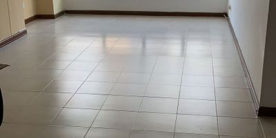 Apartamento en Arriendo en unidad cerrada en Maraya cerca a supermercados de cadena, clinicas, rutas de transporte publico y servicios complementarios, Cuenta con salacomedor, pisos en ceramica, tres habitaciones y dos baños, cocina integral mesón en madera, estufa y calentador a gas. La unidad cuenta con un parqueadero cubierto. Con vigilancia y portería las 24 Hora.Inmuebles sujetos a verificación de disponibilidad.Arriendo Maraya Pereira