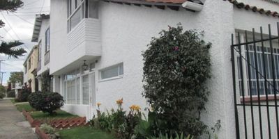 Se VENDE Casa de 2 pisos para remodelar, con un área total de 179M2, Primer Nivel: sala con chimenea, comedor, cocina integral a gas, patio con zona de lavado, 3 habitaciones y 2 baños, jardín interior y ante jardín donde caben 2 carros.
Segundo Nivel: 2 habitaciones y un baño.
La casa cuenta con un apartamento y un parqueadero independiente para inversión, Tiene dos alcobas, un baño, sala comedor, cocina con espacio de lavandería y un garaje. tiene todo los servicios separados.
Excelente ubicación a una cuadra de la Avenida Boyacá, Calle 127 y Avenida Suba, Carulla y Centro Comercial Bulevar Niza.