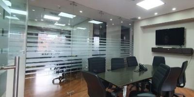 El Edificio se encuentra ubicado en una de las principales avenidas de la ciudad en pleno sector financiero. Cuenta con ascensores inteligentes, citófono, parqueadero de visitantes, planta eléctrica portería/vigilancia privada 24/7.

Oficina area 244,56 m2 adecuada, cuenta con cafetería, sala de juntas, oficina de gerencia, recepción, oficinas privadas, piso laminado, baños internos, cuarto técnico, 6 parqueaderos.

*No incluye mobiliario
