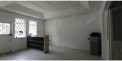 Casa con area 416,80 m2 ubicada en la zona de influencia del sector de Quinta Camacho puede ser adecuada para oficinas la cual está desarrollada en dos 2 pisos y altillo o comercial, cuenta con muy buena accesibilidad al sector, por la magnitud, tipo y número de vías que los sirven.
La edificación está clasificada como un Bien de Interés Cultural, la propiedad tiene la disponibilidad completa de servicios públicos, tales como acueducto, alcantarillado, energía eléctrica y gas natural, en la zona del antejardín, la propiedad cuenta con tres 3 cupos
sencillos de parqueo.
