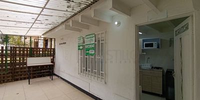 Agradable Aparta estudio libre de servicios ubicado en el sector de Belén la nubia, en la carrera 83, piso 1, tiene un área de 19 metros aproximadamente. El inmueble se compone de un solo ambiente, 1 closets, 1 baño, cocina integral con red de gas y piso en cerámica.
Los datos de los inmuebles promocionados en la página web están sujetos a cambio y verificación de disponibilidad.