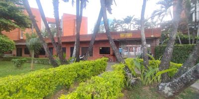 Tu Apartamento en El Refugio al Sur de Cali.

Este lindo y acogedor apartamento, situado en el quinto piso en el Conjunto Multifamiliar Los Cerros (acceso por escaleras). Con una generosa área de 67.77 metros cuadrados, este hogar ofrece amplios y cómodos espacios, cuenta con una cocina funcional, área de ropas independiente, habitación de servicio con baño, una luminosa sala-comedor, baño social, tres acogedoras alcobas, habitación principal con baño, cuenta con parqueadero de uso propio y exclusivo, tendrás todo lo que necesitas para vivir cómodamente.

No pierdas la oportunidad de hacer de este apartamento tu nuevo hogar en El Refugio, rodeado de naturaleza y zonas verdes, excelente ubicación, y vías de acceso, Cerca de Avenida de los Cerros, Calle 5, Gimnasio, Restaurantes, Tienda D1, Centro Comercial Premier, Universidad Santiago de Cali, Calle 9, zona gastronómica en el sur de Cali, Centro Comercial Palmetto. 

 ¡Contáctanos hoy para programar una visita y descubrir todas las posibilidades que esta propiedad tiene para ofrecerte! Precio y disponibilidad sujetos a cambios. Contacta con nosotros para obtener más información. 
