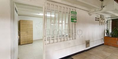 Agradable Aparta estudio libre de servicios, ubicado en el sector de Belén la Nubia, en la carrera 83, piso 1, tiene un área de 15 metros aproximadamente. El inmueble se compone de un solo ambiente, 1 baño, cocina sencilla con red de gas y piso en cerámica.
Los datos de los inmuebles promocionados en la página web están sujetos a cambio y verificación de disponibilidad.