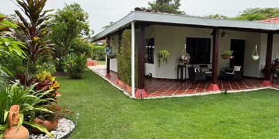 Hermosa casa campestre en condominio La Morada. Casa de un solo nivel. LOTE 1.500 metros. construidos 400mtrs. zona verde, sala, comedor, corredor por toda la casa, baño social, cocina integral moderna y amplia, zona de ropas, tres habitaciones, la habitación principal con baño y closet auxiliar amplio y closet en la habitación. Segunda habitación con closet, sala tv, estudio, Tercera habitación con baño. Plancha para acondicionar segundo piso.  Terraza para sala auxiliar, parqueadero para cuatro carros, arboles frutales como aguacate, mango, limón, mandarina, breva, plátanos, banano, guanábana, guayaba y entre otros. bodega. Se encuentra Libre de deudas.