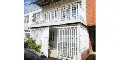 Vendo amplia y moderna casa en la Urbanización Alborada II, atras del Centro Comercial Alfaguara en Jamundí. Su ubicación estratégica te permitirá vivir rodeado de paisajes naturales y bosque nativo, a su vez, estarás muy cerca de importantes centros comerciales y colegios/universidades de renombre ubicadas en la zona sur de Cali, lo que la convierte en una opción ideal para familias y jóvenes en busca de comodidad y tranquilidad.

Esta casa cuenta con una área total de 87 Mts. distribuidos en tres acogedoras alcobas, la principal con baño y dos baños más. cuenta con cocina, sala de estar y comedor, balcón, y parqueadero cubierto para un vehiculo.

Si eres amante de la naturaleza, te encantará saber que esta casa se encuentra rodeada de zonas verdes y cuenta con una ubicación cercana a un río/quebrada, ideal para realizar actividades al aire libre o simplemente disfrutar de un ambiente más tranquilo y natural.

¡No esperes más y conviértete en dueño de esta hermosa casa en una de las zonas más exclusivas de Jamundí! Contáctanos para más información y para agendar una visita. ¡Te esperamos!
