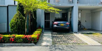 VENTA ESPECTACULAR CASA CONDOMINIO CINCO SOLES, Sector tranquilo, casa con espacios amplios, iluminada, fresca y Excelente ubicación. Cerca a Country Mall Plaza Comercial.


Consta de:  PRIMER PISO: Garaje para 2 carros, sala, comedor, Sala Tv o Habitación , cocina integral tipo americano, baño social completo, patio, zona de ropas separada, cuarto util o deposito.

SEGUNDO PISO: 3 habitaciones con closet, la habitacion principal con baño y doble Closet y balcon, un baño de alcobas completo, pequeño espacio de estudio.

La casa se entrega con Blackout electrico, Sistema de Camaras, Sistema de Riego, Aire Acondicionado alcoba principal.


 