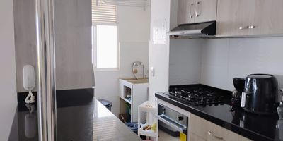 VENDO HERMOSO APARTAMENTO EN EL SUR DE CALI, SUPER BIEN UBICADO, VISTA HERMOSA 180 GRADOS 
Apartamento en octavo piso, zona tranquila  y de alta valorización, está distribuido así; 
Sala comedor, cocina integral, zona de oficios, balcón, tres habitaciones, dos con closet, la principal con baño, baño social, buenos acabados, ventajas; no le da el sol, tiene acceso por 4 ascensores. 
El conjunto residencial piensa en la comodidad de sus residentes y es por eso que cuenta con; parqueadero para visitantes, un amplio lobby, amplio salón social, piscina para adultos y niños, zona de juegos infantiles, baños. Oportunidad 
Su ubicación es privilegiada porque cuenta con muy buenas vías de acceso, rutas de transporte público, supermercados, parques, cerca de jardín plaza, clínicas, colegios y universidades.