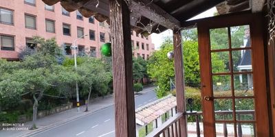 En Venta casa en Sta Bárbara Alta para remodelar. Diagonal hay un amplio parque para el disfrute de toda la familia, ambiente tranquilo. Propiedad horizontal se encuentra distribuida de la siguiente manera: Casa 1: Un solo nivel, Hall de acceso, sala con chimenea, comedor, cocina tradicional, zona de ropas, jardín interior con casa para mascota, baño social, depósito, habitación y baño de servicio, alcoba principal con closet y baño privado, alcoba secundaria con closet  y baño, estudio, closet grande externo, 2 parqueaderos. Casa 2: Dos niveles, Hall de acceso, una sala con chimenea, un comedor independiente de la sala, un balcón, una cocina tradicional, una zona de ropas, un jardín interior con casa para mascota, un baño social con vestier, un depósito, una habitación y baño de servicio, alcoba principal con amplio closet y baño privado, 3 alcobas secundarias con closet y baño auxiliar, un closet grande externo, 4 parqueaderos, posee 625 m2 de lote y de construcción de 304 m2. Se acepta permuta por dos apartamentos ubicado en estrato cuatro máximo novecientos millones como parte de pago, ó bodega por valor alrededor de los mil millones. No dudes en contactarnos para mayor información