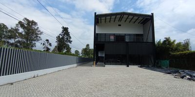 Se arrienda bodega en Rionegro, Se arrienda excelente bodega para estrenar, Ubicada en una de las zonas de mayor crecimiento y desarrollo en el Oriente Antioqueno, esta bodega ofrece un espacio ideal para almacenamiento, logistica o industria liviana, restaurantes, etc. Excelente conectividad con vias principales, cercania al aeropuerto Jose Maria Cordova y facil acceso al transporte de carga, con un area de 1.208mts repartidos en 2 niveles y 450mts de parqueaderos y una energia de 75kva, es ideal para lo que estas buscando, para mas informacion comunicate con nosotros con gusto le atenderemos.