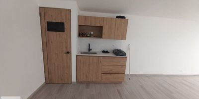 Se arrienda un amplio local en el segundo piso, ideal para oficina o comercio, ubicado en el reconocido barrio San Marcos de Envigado, Antioquia. Con 152 m² de área construida, este espacio funcional cuenta con salón principal, cocina semi integral y dos baños. Ofrece un entorno seguro gracias a su sistema de vigilancia. Su estratégica dirección lo sitúa con fácil acceso a servicios y zonas comerciales en Envigado. Este local es una excelente opción para establecer su negocio o empresa. Canon de arriendo: $13.000.000. Para más información o agendar una visita, contáctenos vía WhatsApp, a través de la opción de contacto o revisando nuestros números de teléfono disponibles.