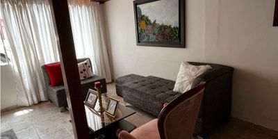 Casa en Venta en La Enea, Manizales

Esta acogedora casa de dos pisos ofrece un ambiente cálido y funcional, ideal para quienes buscan comodidad y buena iluminación en un sector residencial.

Distribución y Características:
En el primer piso, el suelo en cerámica brinda frescura y fácil mantenimiento, mientras que en el segundo piso, el acabado en madera aporta calidez. Dispone de tres habitaciones, dos baños, cocina sencilla y un patio de ropas con excelente iluminación y ventilación natural.

Ubicación y Beneficios:
Aunque no cuenta con garaje, es posible estacionar en la calle. Se encuentra en una zona con acceso a transporte público y cercana a áreas urbanas, lo que facilita la movilidad y el acceso a servicios esenciales.

Si buscas una casa funcional, bien ubicada y con espacios cómodos, ¡contáctanos para más información y programa tu visita!


