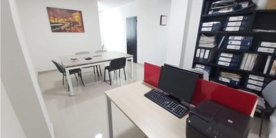 Oficina en Venta en el Centro de Manizales

Aprovecha esta oportunidad única para adquirir una oficina funcional y bien ubicada en el corazón de Manizales. Con un precio atractivo y excelentes características, es ideal para emprendedores y profesionales que buscan un espacio cómodo y eficiente.

Distribución y Espacios: Cuenta con 50 m² distribuidos en una recepción, cuatro zonas de trabajo y un baño privado, ofreciendo un ambiente versátil y bien aprovechado para diferentes tipos de negocios.

Ubicación Estratégica: Situada en el nivel -1 de un edificio con vigilancia y portería, brinda seguridad y acceso rápido a la zona comercial más importante de la ciudad, con cercanía a bancos, notarías y otros servicios clave.

Servicios y Comodidades: Dispone de suministro de agua y electricidad, suelos en cerámica/mármol y un entorno diseñado para la productividad.

No dejes pasar esta oportunidad. Contáctanos para más información y agenda una visita.



