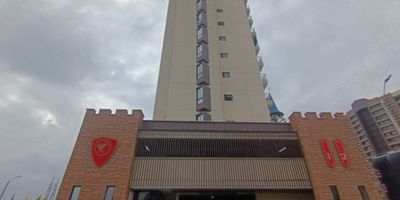 ✨ Se Arrienda Hermoso Apartamento en El Reino Medieval – San Antonio de Pereira, Rionegro ✨

Vive en un entorno de ensueño en El Reino Medieval, uno de los proyectos residenciales más exclusivos y encantadores del Oriente Antioqueño. Un lugar rodeado de naturaleza, tranquilidad y diseño arquitectónico único que te hará sentir en un verdadero castillo moderno.

? Características del Apartamento:


 
 Sala comedor amplia y luminosa
 
 
 Terraza amplia, perfecta para disfrutar del aire libre
 
 
 Espacio para estudio o sala auxiliar
 
 
 Zona de ropas independiente
 
 
 Cocina integral con estufa moderna
 
 
 Baño social completo
 
 
 Habitación auxiliar con clóset
 
 
 Habitación principal con baño privado y clóset
 
 
 Cuarto útil
 
 
 Ascensor
 
 
 Piso 3
 
 
 Parqueadero privado
 


? Comodidades del Conjunto Residencial:


 
 Más de 30.000 m² de zonas verdes
 
 
 Parque Abierto “Jardín de los Sueños” con plazas temáticas
 
 
 Bosque Encantado con senderos ecológicos y zonas de picnic
 
 
 Senderos peatonales, zonas para caminar y respirar aire puro
 
 
 Ambientes diseñados para el descanso y la conexión con la naturaleza
 


? Transporte y Conectividad:


 
 Rutas de transporte urbano y veredal que conectan fácilmente con el centro de Rionegro, Llanogrande, Aeropuerto JMC y Medellín.
 
 
 Paraderos cercanos sobre vías principales con frecuencia constante.
 
 
 Acceso rápido a vías estratégicas como la Vía Llanogrande – San Antonio y la Autopista Medellín–Bogotá.
 


? Entorno Educativo Cercano:
Ideal para familias gracias a su cercanía con instituciones reconocidas:


 
 Colegio Horizontes
 
 
 Colegio El Triángulo
 
 
 Politécnico Jaime Isaza Cadavid – Sede Rionegro
 
 
 Universidad Católica de Oriente
 
 
 Colegio Los Pinares
 


? Contáctanos para más información o para agendar una visita.
✨ ¡Vive la magia y el encanto de un hogar rodeado de naturaleza, estilo y exclusividad! ✨
