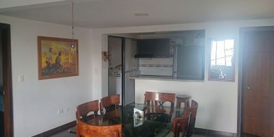 Casa con Renta en Venta en La Linda, Manizales

Oportunidad ideal para inversión en una casa con tres apartamentos independientes, cada uno con su propio contador de servicios públicos. No es propiedad horizontal, por lo que se vende la casa completa. Recientemente remodelada y con ampliaciones recientes, ofrece espacios modernos y funcionales.

Distribución y Espacios: Con un área construida de 240 m² sobre un lote de 80 m², la casa cuenta con 9 habitaciones y 3 baños distribuidos en sus tres apartamentos. Su diseño esquinero permite una excelente iluminación y ventilación.

Ubicación y Entorno: Situada en una zona residencial con acceso pavimentado, ofrece una vista panorámica y fácil conexión con diferentes puntos de la ciudad. Cuenta con doble ventana para mayor confort y gas domiciliario instalado.

Una propiedad con gran potencial de renta y valorización. Contáctanos para más información y agenda una visita.


