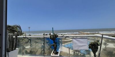 Apartamento se encuentra justo al lado del parque lineal de crespo y con una vista maravillosa al mar, está situado en la 5 planta y tiene una vista espectacular de 360 grados. Debido a su arquitectura compuesta por vidrios y ventanas corredizas se obtiene una visión ilimitada en dirección al mar. Hay un balcón y una gran terraza y una gran zona de trabajo.