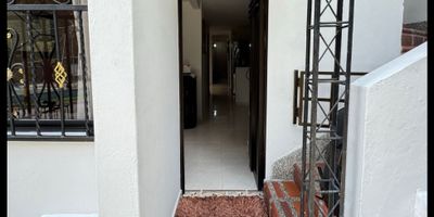 Apartamento en Venta San Antonio de Prado sector Rosaleda, con un área construida de 55.40 M2. Este inmueble cuenta con 3 alcobas y 1 baño, perfecto para una familia pequeña o una pareja en busca de su primer hogar. Su ubicación estratégica permite tener acceso a todas las comodidades y servicios que ofrece la ciudad. Otra ventaja de este apartamento es su suelo de cerámica, que además de ser estéticamente atractivo, es fácil de limpiar y mantener. La zona de lavandería es amplia y cómoda, para que puedas realizar tus tareas domésticas de manera práctica y eficiente. Para aquellos que tienen hijos en edad escolar, este inmueble es perfecto ya que se encuentra cerca de colegios, lo que facilita el traslado de los niños y jóvenes a sus centros educativos. En este sector residencial, la seguridad y tranquilidad están garantizadas. Además, se encuentra cerca de zonas deportivas, como canchas de baloncesto y fútbol, perfectas para los amantes del ejercicio y el deporte.
