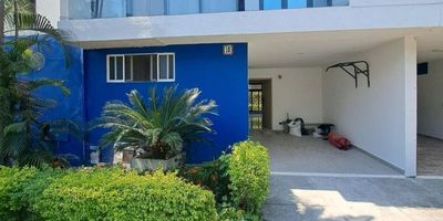 SE VENDE CASA al sur de Cali, en condominio barrio la Hacienda, sector exclusivo, buenas vías de acceso, cerca de centros comerciales, restaurantes, parques y a las universidades del sur de Cali. Consta de cuatro alcobas, todas con su respectivo baño, aire acondicionado y closets, la principal con balcón, sala comedor, cocina integral, baño social, calentador de agua, patio con lavadero y en el tercer piso hay terraza cubierta y garaje para dos carros. El condominio cuenta con portería con vigilancia privada las 24/7, zonas verdes, juegos para niños, salón social y piscina. VALOR DE VENTA: $875,000,000. La casa se encuentra generando renta de $3.500.000 con la administración incluida. Para más información comuníquese al 3154596112