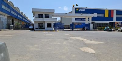 Se arrienda bodega en Barranquilla, Atlántico, ubicada en el Parque Logístico BAQ del barrio La Paz, estrato 4. Esta bodega de 523 m² de área construida cuenta con 1 baño y ofrece un espacio funcional para sus operaciones. Al estar en un parque logístico, dispone de vigilancia para mayor seguridad. El canon de arriendo es de $10.460.000. Una excelente opción de arriendo de bodega en Barranquilla para su empresa. Consulte por whatsapp o vea nuestros teléfonos para agendar una visita.