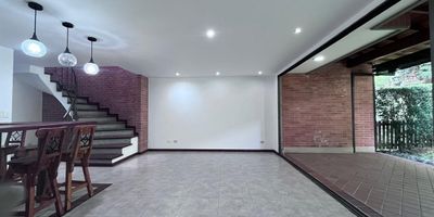 Casa en arriendo en unidad cerrada, ubicada sobre via principal, de fácil acceso y con  conexión a servicios complementarios del sector, cerca a rutas de transporte público.   Cuenta con dos niveles, piso en cerámica, sla comedor, estudio, biblioteca, estar de tv, 3 alcobas con vestier y baño en la principal, baño social, cocina integral abierta tipo americano, cuarto útil, baño de servicio, zona de ropas, terraza, jardín y parqueaderos lineales y paralelos cubiertos. Conjunto cerrado con zonas sociales que incluyen piscina, salón social, parques infantiles, zonas verdes, vigilancia y portería 24 horas, citofonía y circuito cerrado de tv.Inmuebles sujetos a verificación de disponibilidad