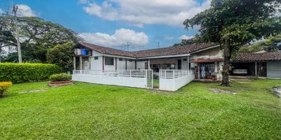 Casa Colonial en Estilo Antiguo, con Encanto y Personalidad
Ubicada en zona Urbana a la entrada de Miranda y rodeada de mucha naturaleza, esta casa colonial es un verdadero tesoro arquitectónico. Con una superficie de 300 metros aproximadamente, la propiedad cuenta con una rica historia y un encanto único que la convierte en un lugar ideal para vivir, podría servir también para una gran empresa o un proyecto de vivienda.
Con una distribución práctica y funcional, la casa cuenta con 
- 6 alcobas amplias y cómodas, cada una con su propio estilo y personalidad
- 2 baños completos.
- Un salón amplio y luminoso, con techos altos y ventanas antiguas que permiten buena iluminación 
- Un comedor espacioso y acogedor, con una gran vista verde.
- Paredes en ladrillo antiguo y adobe, que le dan un toque de autenticidad y encanto
- Pisos bien conservados.
- Techos altos en teja de barro, que proporcionan una sensación de frescura.
- Una entrada principal impresionante, ubicada en la via principal  de Miranda. Llamada Centenario
Su  fachada es de 38 metros de ancho, y cuenta con una puerta principal de madera maciza que añade un toque de elegancia y sofisticación.
El fondo de la propiedad es de  200 metros, y el ancho atrás es de 70 metros. 
Esto proporciona un terreno muy cómodo para realizar el proyecto deseado.
Esta propiedad tiene una rica historia, ya que originalmente fue una finca donde se criaban gallinas y donde anteriormente se maceraba  la uva para hacer vino.
Allí en la actual