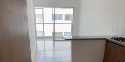 Apartamento para arriendo en Cartagena, Bolívar. Este inmueble para estrenar cuenta con 45.79 m² y ofrece 2 habitaciones y 2 baños, ideal para su comodidad. Incluye 1 parqueadero. El edificio dispone de vigilancia y gimnasio, brindando seguridad y opciones de bienestar. Ubicado en estrato 4, este apartamento en Cartagena es una excelente opción para vivir. Para conocer más detalles o coordinar una visita, puede contactarnos por WhatsApp, solicitar que lo contacten o ver los números de teléfono.