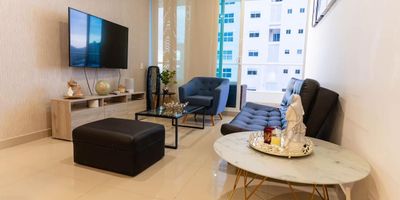 Te presentamos confortable apartamento  ubicado en el sector de Bello Horizonte, un lugar estratégico de la ciudad gracias a su alto flujo peatonal y vehicular,  cuenta con 2 habitaciones, 3 baños,  sala comedor, cocina, zona de lavandería, zona bbq con vista al mar, el edificio cuenta con  piscina, gimnasio, spa, baño turco,  piscina de niños con salida directa al mar,  tiene un mini Marquet interno, a media cuadra un olímpica y a una cuadra del Centro Comercial Sazue. Cerca podrás  encontrar zonas gastronómicas, bares, restaurantes, clínicas, no esperes más y anímate a encontrar con nosotros tu lugar ideal. Contáctanos y déjanos tener el privilegio de atenderte.