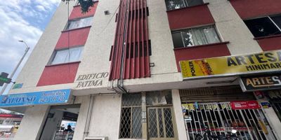 Apartamento en excelente ubicacion en un 4to piso, con 58mt2 de area que comprende una Sala-Comedor amplia con vista hacia la calle, 2 alcobas, una de ellas con closets, 1 baño amplio, cocina, instalacion para la lavadora, el edificio cuenta con terraza para los residentes y porteria. Ideal para personas que trabajen o estudie cerca de lugar,