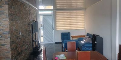 Casa con Renta en Venta en La Linda, Manizales

Oportunidad de inversión en un sector residencial tranquilo y de alta demanda. Esta vivienda de dos pisos, en excelente estado, ofrece versatilidad y un espacio funcional para diferentes usos.

Distribución y Comodidades: Con 130 m² construidos en un lote de 68 m², cuenta con cuatro habitaciones, un baño, sala-comedor, cocina y una amplia terraza con vista panorámica. Además, dispone de un local con opción de renta o posibilidad de adecuarlo como garaje.

Ubicación y Acceso: Situada en una zona residencial con acceso pavimentado, cerca de servicios esenciales y con fácil movilidad dentro de la ciudad.

Servicios y Beneficios: La casa cuenta con servicios de agua, gas domiciliario y electricidad, ofreciendo comodidad y eficiencia en el día a día.

Una excelente oportunidad de inversión. Contáctanos para más información y agenda tu visita.


