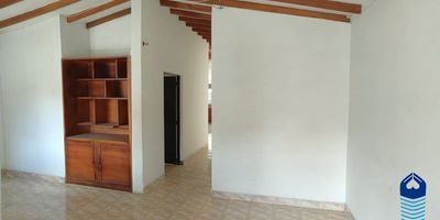 OPORTUNIDAD DE INVERSIÓN: Casa bifamiliar ubicada en Belén, sector San Bernardo. Muy cerca a la Av. 76 y el éxito de Belén. Cerca a la Av. 30, el parque de Belén y a metrosalud. Fácil acceso a transporte público y a zonas comerciales.
Tiene espacios amplios e iluminados que se verán myu bien una vez haya sido remodelada. Es piso 2 y no permite construir más niveles. No cuenta con parqueadero.