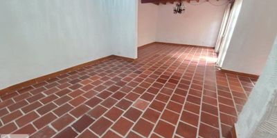 Hermosa casa ubicada en zona residencial, en unidad cerrada y completa, con fácil acceso de transporte público, con centros comerciales cerca, colegios y mucho mas, para mayor información comunicarse al wpp 3002166693