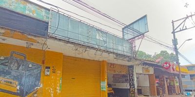 Local comercial primer piso ubicado en el sector prado centro, nos ofrece una área de 80 metros aproximadamente, 2 baños, mezanine, y piso en baldosa y madera. No cuenta con cocina, ni con red de gas.
Los datos de los inmuebles promocionados en la página web están sujetos a cambio y verificación de disponibilidad.