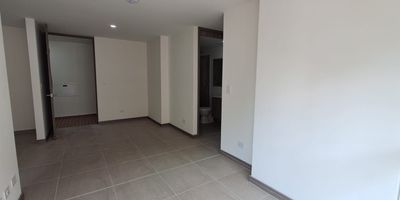 Vive la experiencia de una vida plena en este apartamento! Ubicado en una unidad residencial con excelentes zonas comunes como piscina, juegos infantiles y zona deportiva, tendras todo lo que necesitas para disfrutar en familia. La cercania a la naturaleza y las rutas de transporte hacen de este lugar una opcion ideal. Llamanos y agenda tu visita!