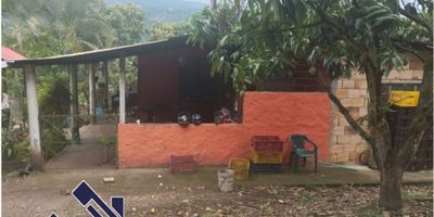 LA MESA VEREDA LAGUNA VERDE VENTA CASA LOTE


 3.250 m2
 50x47
 Terreno plano
 Agua
 Electricidad
 Arboles frutales
 Uso del suelo: agrícola.
 Ingreso por la via La Mesa - Anapoima
 1 km cerca al peaje San Pedro, y a 3.5 kms por vía veredal.
 Estrato 1 ruraL.

