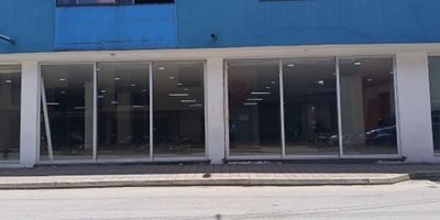 Local comercial de 580 metros cuadrados en una excelente ubicacion central en Marinilla, con una amplia vitrina que garantiza maxima visibilidad desde la via principal, ideal para atraer a clientes. El espacio ofrece una distribucion flexible para cualquier tipo de negocio y cuenta con una zona de cargue y descargue, lo que facilita el manejo de mercancias. Su ubicacion estrategica, cerca de servicios y zonas comerciales, asegura un alto flujo de personas. Una gran oportunidad para tu emprendimiento!