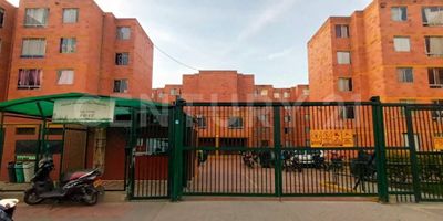 Vendo hermoso apartamento en el sector de Bosa, conjunto residencial San bernardino Etapa 1. 
44.08m2/4to piso sin ascensor. PRECIO EN PROMOCIÓN.
Consta de sala comedor, cocina integral con su respectiva zona de ropa, tres habitaciones y un baño. Piso en cerámica brillante y acabados de alta calidad.
Espectacular vista al exterior hacia el parque. Estupenda iluminación y ventilación natural.
El conjunto cuenta con vigilancia 24/7, 2 salones sociales, shut de basura y parqueadero comunal con cupos disponibles para moto y carro. También lugar para guardar bicicletas.
A su alrededor se encuentran varios colegios como: Lonardo Posada y Villas del progreso, un espectacular parque para chicos y grandes; el CAI de la libertad y San josé. Fabulosas zonas verdes para salir a tomar el sol, o pasear las mascotas.
Muy cerca al Centro comercial Centro sur, Metro vivienda, Metro pol y conjuntos Parques De Bogotá.
Excelentes vías de acceso por Bosa centro, Av ciudad de cali, Portal de las américas y Av Soacha.
Si estás buscando un lugar para vivir con tu familia que te brinde comodidad, buena ubicación y un súper precio; este Apto es para tí.
Contáctanos para más información.