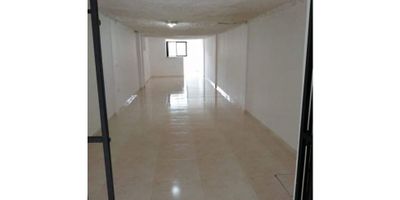 ¡Casa con Renta en Venta en Villa Juanita, Villamaría! ??

Ideal para vivir e invertir, esta casa de 3 niveles ubicada en una zona residencial y comercial de Villamaría ofrece amplios espacios y la posibilidad de generar ingresos adicionales.

Distribución inteligente: En el primer piso cuenta con un local comercial o garaje, perfecto para renta o emprendimiento. En el segundo nivel encontrarás un balcón con vista panorámica, sala, cocina, dos habitaciones, estudio y baño. El tercer piso dispone de una habitación adicional y patio de ropas.

Espacios cómodos y funcionales: Con un área de terreno de 70 m², esta vivienda unifamiliar combina zonas privadas y sociales de manera práctica y acogedora.

Ubicación estratégica: En zona de fácil acceso, con servicios públicos completos, gas domiciliario y excelente conexión a transporte y comercio local.

¡Una oportunidad perfecta para invertir y vivir en Villamaría! Contáctanos para más información. ??


 
