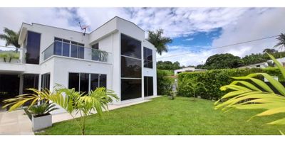 ¡Casa Campestre Amoblada en Venta en Santágueda, Palestina! ??

Disfruta de la tranquilidad y el confort en esta espectacular casa campestre ubicada en una exclusiva urbanización cerrada de Santágueda. Ideal para vivir rodeado de naturaleza o como inversión vacacional.

Espacios amplios y acogedores: Con un área privada de 280 m² y terreno de 650 m², esta propiedad cuenta con 4 habitaciones, 4 baños completos, cocina integral, zona de lavandería, terraza, balcón y comedor auxiliar. Todo enmarcado por una hermosa vista panorámica.

Con o sin muebles: La casa se vende amoblada por $1.100.000.000, pero si prefieres sin muebles, se ajusta el precio según tus necesidades.

Servicios y administración: El valor de administración es de $385.000 e incluye vigilancia, mantenimiento de la piscina, corte de prado y corte de swingla. Además, cuenta con gas domiciliario, calentador, pisos en cerámica y laminado, y excelente iluminación natural.

Vive rodeado de naturaleza, cerca de zonas turísticas, con acceso pavimentado y todo lo necesario para tu comodidad. ¡Una joya campestre lista para disfrutar! 

Contáctanos para más información. ?✨


 
