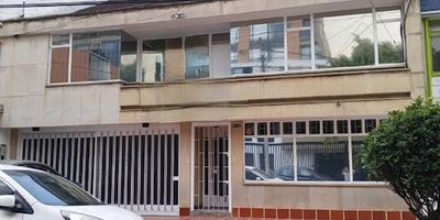 Hermosa casa amplia de uso mixto ubicada en el barrio la castellana cerca a vías principales como la avenida carrera 50 autopista Norte un troncal Norte quito Sur la Avenida Carrera 30 con parque cercanos en el parque de la Castellana parque Virrey centros comerciales como y se cerca al Teatro Nacional de la Castellana y espacios de interés como la clínica los Nogales. Casa adaptada para oficinas u otro uso, residencias. 14 oficinas tipo alcoba,  4 salones grandes, 6 baños, garaje doble sirve como bodega,cafetería,  patio interior con prado, rejas, lámparas, cerca de 3 estaciones de Transmilenio, parques, centros comerciales teatro la Castellana restaurantes. Cualquier información adicional contáctenos al correo electrónico luis.garzoninmobiliariabogota.com o al teléfono 3174422674. El equipo de Inmobiliaria Bogotá está comprometido a brindar una. experiencia de vida excepcional para nuestros clientes desde el momento en que  se unen a nuestra comunidad.