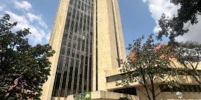 Oficina ubicada en el Centro Internacional San Diego rodeado de entidades financieras, complejo empresarial y negocios: torre Colpatria, planetario distrital banco se occidente entre otros.
Área de oficina abierta, oficinas de presidencia y vicepresidencia remodeladas, 1 batería de baños, 1 cocineta, 6 ascensores .