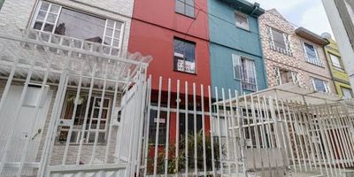 Casa en venta en suba, buena iluminación y ventilación, vista exterior, está integrada por tres niveles, tiene 4 habitaciones y 1 baño, cocina, sala comedor, espacio para estudio, patio de ropas recién remodelado y antejardín que sirve para parqueadero de motos. la casa está ubicada sobre la vía principal de sabana de Tibabuyes, Cuenta con importantes vías de acceso, esta ubicada frente a la parada del Sitp, a 200 mts de colegios y jardines infantiles, cerca al parque fontanar del rio y Cerca al próximo patio taller de la segunda línea del metro, Cualquier información adicional contáctenos al correo electrónico soranjy.garzon@inmobiliariabogota.com o al teléfono 3143632874. El equipo de Inmobiliaria Bogotá está comprometido a brindar una experiencia de vida excepcional para nuestros clientes desde el momento en que se unen a nuestra comunidad.