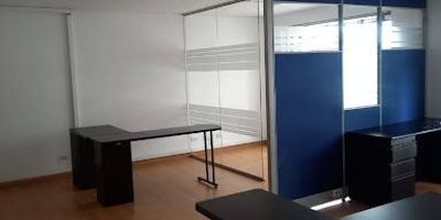 Excelente oficina en arriendo, ubicada en la Cra 12 A  77A-52  of. 405 Edificio Montreal cuenta con un ares de 38 m y un parqueadero propio, el edificio cuenta con seguridad privada  247, ubicación estratégica para su negocio o empresa muy cerca de la carrera 11 y la carrera 15, a unos 10 minutos del Centro comercial Andino, zonas comerciales como Unilago y fácil acceso al transporte publico. Cualquier información adicional contáctenos al correo electrónico de lorena.betancur@inmobiliariabogota.com o al teléfono 3175007877. El equipo de Inmobiliaria Bogotá está comprometido a brindar una experiencia de vida excepcional para nuestros clientes desde el momento en que se unen a nuestra comunidad