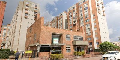 Excelente oportunidad de inversión, acogedor apartamento en Solsticio Etapa 3 - Fontibón cerca de Zona Franca, ideal para disfrutar en familia, vista exterior, piso 12,   El apartamento cuenta con excelente distribución y gran iluminación natural, consta de cocina, sala-comedor, tres habitaciones con closet, la principal con baño privado, zona de ropas,  deposito tipo altillo en las habitaciones secundarias. cualquier información comunícate con beatriz.hernandez@inmobiliariabogota.com o al 3168310754. El equipo de Inmobiliaria Bogotá está comprometido a brindar una experiencia de vida excepcional para nuestros clientes desde el momento en que se unen a nuestra comunidad.