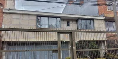 Amplia casa ubicaba en el sector exclusivo de Normandía, espacios abiertos cuenta con 7 habitaciones, 4 baños, patio, jardín y garaje para tres vehículos excelente oportunidad para vivienda o para empresa con excelentes vías de acceso, ya que esta ubicado a tan sólo unas cuadras de la Avenida Calle 26, Avenida Boyacá cerca a Universidad Libre, fácil acceso al Aeropuerto el Dorado de Bogotá, ya que a tan sólo unos minutos puedes llegar. Se encuentran en la zona Colegios privados  como Nuestra Señora del amparo y Colegio CAFAM, a unos minutos del Jardín Botánico,  Parque Simón Bolívar y Salitre Mágico, Biblioteca Virgilio Barco. Es una buena oportunidad para movilizarse en la zona, ya que cuenta con buena ubicación. Excelente oportunidad para mejorar tu bienestar, aprovechando la cercanía a un estilo de vida de cultura y entretención. Cualquier información, contactar al 3182394291 o al correo luz.penainmobiliariabogota.com. El equipo de Inmobiliaria Bogotá está comprometido.