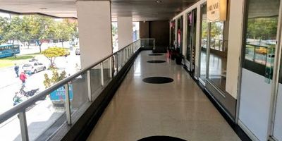 Local comercial sobre la Cr 15 Con 105 A. Área 18.32 M2. Frente 2.91 X 6.3 Fondo. Se encuentra ubicado en un mezanine costado occidental del edificio en un 2do piso con acceso por escaleras. Consta de Baño, servicios de energía y agua, piso en porcelanato. Actualmente genera renta $1'250.000. Sin parqueadero. Excelente ubicación, transporte, cerca de C.C Unicentro. Cualquier información adicional contactar a Beatriz Gutiérrez al cel. 3187270091.Correo electrónico beatriz.gutierrez@inmobiliariabogota.com El equipo de Inmobiliaria Bogotá está comprometido a brindar una experiencia de vida excepcional para nuestros clientes desde el momento en nuestra comunidad.