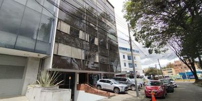 Espectacular oficina en chico, ubicado en vía de acceso secundaria calle 86 , a  dos cuadras de la avenida carrera 15 , cerca de la zona T de Bogotá, en el sector puede encontrar clínicas, restaurantes , cerca del centro comercial Andino, almacenes de ropa y entidades bancarias. El Apartamento cuenta con una gran distribución e iluminación, cocina con barra americana, hall de alcobas, grandes ventanales y todas las habitaciones. Cualquier información contactar al 3124276949 o al correo Fernando.morales@inmobiliariabogota.com.  El equipo de inmobiliaria Bogotá está comprometido unen experiencia de vida excepcional para nuestros clientes desde el momento en nuestra comunidad.