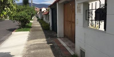 Se vende espectacular casa en Pontevedra, ubicada cerca de la Avenida Boyacá, la Avenida 68, Avenida Suba y calle 80. En el sector podrá encontrar servicio de transporte como las estaciones de Transmilenio Avenida Suba 116, estación Avenida Boyacá y paraderos de SITP por las avenidas cercanas. Podrá encontrar centros comerciales como Titán Plaza, Floresta y Niza 127, también almacenes outlet de Floresta, estaciones de servicio Primax, y Terpel, la clínica Shaio, el centro médico CAFAM Floresta, colegio Agustiniano Norte, Universidad Minuto de Dios, Colegio Ateneo, y humedal Córdoba, Para cualquier información contactar al teléfono 317 428 53 79 o al correo cristina.rodríguezinmobiliariabogota.com. El equipo de inmobiliaria Bogotá está comprometido a una experiencia de vida excepcional para nuestros clientes desde el momento en que requiere de nuestro servicio y asesoría con nuestra comunidad.