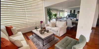 Vivir dentro de Bogotá como si estuvieras afuera? Entonces este es el lugar perfecto, una amplia casa remodelada de tres niveles, llena de luz natural en un conjunto exclusivo de pocas casas donde se disfruta del ambiente tranquilo. Área Construida de 426 mts2, 5 habitaciones, 1 estudio, 4 baños, pisos en madera natural y sótano con cuarto de ropas y cuarto y baño de servicio. El conjunto cuenta con salón social, parques infantiles y cancha de basquetball.
