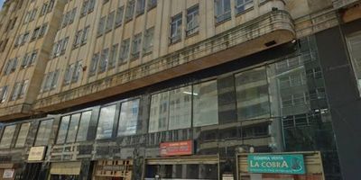 Oficina con excelente ubicación en el corazón de Bogotá Haz crecer tu negocio en un espacio estratégico y funcional Ubicada en el barrio La Candelaria, sobre la Avenida Jiménez con Carrera Octava, a solo una cuadra de la Carrera Décima, esta oficina te ofrece conectividad privilegiada y cercanía a los principales puntos del centro de Bogotá. Espacio completamente abierto, con excelente iluminación y vista exterior Piso en cerámica, ideal para oficinas modernas Baños en cada piso y dos ascensores para mayor comodidad Portería y celaduría 24/7  Servicios incluidos: agua, luz y administración Contáctanos para más información o para agendar tu visita:   3176389517viviana.moya@inmobiliariabogota.com En Inmobiliaria Bogotá, trabajamos para ofrecerte espacios que se adaptan a tus necesidades y una experiencia excepcional desde el primer día. ¡Tu oficina ideal te está esperando!