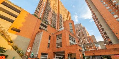 Espectacular apartamento amoblado de 74 m ubicado en el sector de Chapinero Alto, una zona exclusiva y de alta demanda en Bogotá. Su excelente ubicación permite fácil acceso a universidades como La Salle, Manuela Beltrán y la Fundación Nueva Granada, además de estar a solo 10 minutos de la reconocida Zona G. El apartamento cuenta con dos habitaciones, dos baños, cocina integral abierta tipo americana completamente dotada, sala-comedor y zona de lavandería independiente, con excelente iluminación natural. El conjunto ofrece gimnasio, cancha de squash, parque infantil y una espectacular vista panorámica de la ciudad. Cualquier información adicional contáctenos al número 3143667213 o al correo electrónico esteban.palacioinmobiliariabogota.com. El equipo de Inmobiliaria Bogotá está comprometido a brindar una experiencia de vida excepcional para nuestros clientes desde el momento en que se unen a nuestra comunidad.